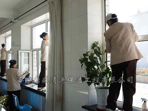 清掃樓梯一般從上到下倒退著作業(yè)，要注意安全，避免跌落事故