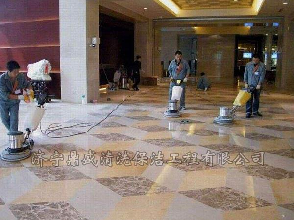 不要?dú)埩粝赐胍?，用另一塊濕抹布擦凈殘留的液體并擦干