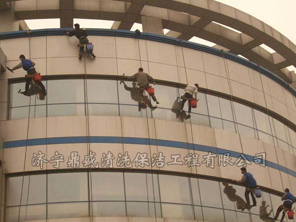 部分玻璃外窗清洗采用雙面磁性玻璃刮，此方式可于室內(nèi)操作