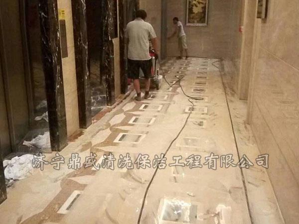 大理石清洗要用石材專用的產(chǎn)品，如強(qiáng)力濃縮型清洗劑