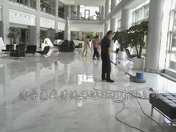 進(jìn)門之前先清除鞋底的泥土灰塵，可以在門口放上門墊