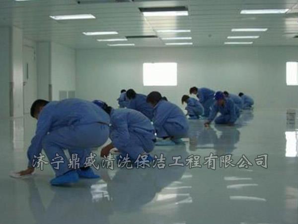 清掃自動扶梯時，應(yīng)在停止運作時進行，以確保安全