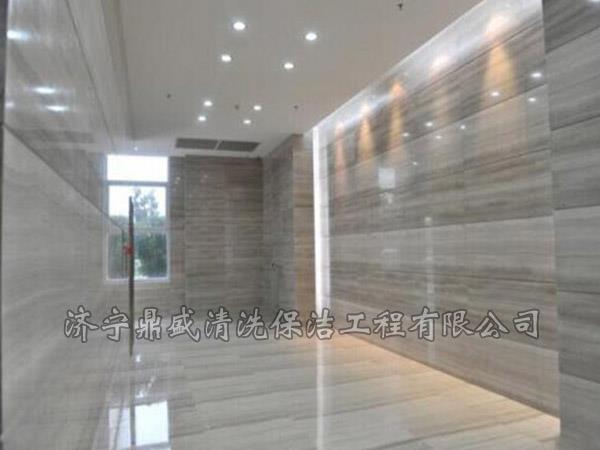 晶面硬化處理就是經(jīng)過粉磨劑研磨，使化學(xué)藥劑與石材中的鈣成分發(fā)生化學(xué)反應(yīng)
