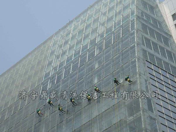 部分高樓修建時預(yù)留軌道擦窗機(jī)，此施工方式同吊籃方式，但便于移動