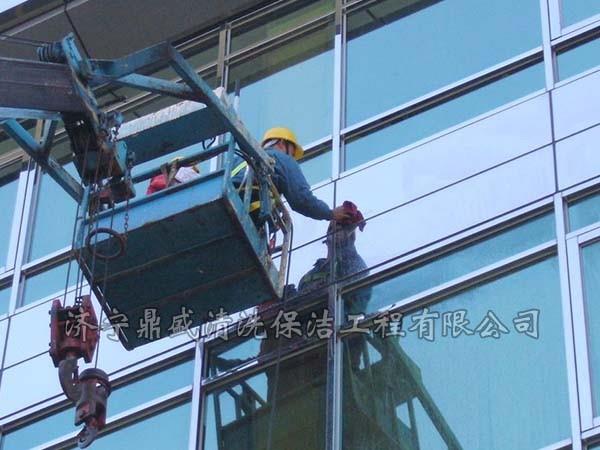 外墻清洗頻發(fā)墜落事故敲響警鐘，為清洗作業(yè)系上“安全帶”尤為迫切