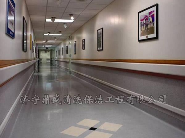 平PVC地面打蠟其既有養(yǎng)護(hù)地板的作用，同時還可以凈化室內(nèi)空氣