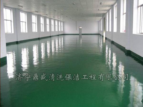 在給PVC地板進(jìn)行上蠟時，一定要等到地板完全干透后才可進(jìn)行