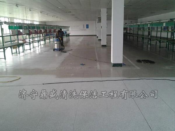 打蠟時要注意均勻涂抹，不應(yīng)過厚或過薄，用蠟拖把液蠟均勻拖打在地板上