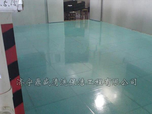 塑膠地板打蠟就是在塑膠地板的表面涂上一層蠟層，蠟固化后隔絕空氣、水氣