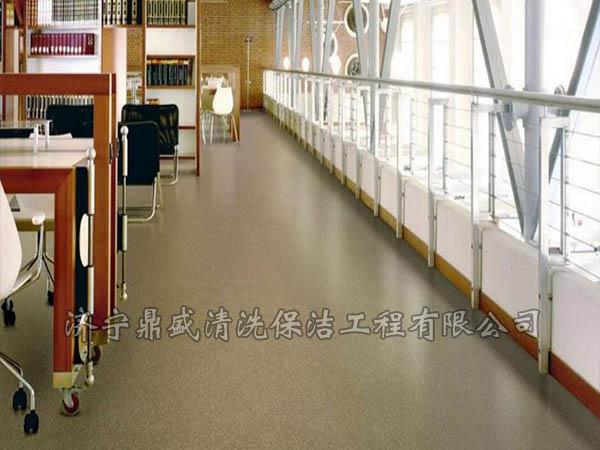 不可將地板蠟直接倒在地板上、否則會產生痕漬和圈痕