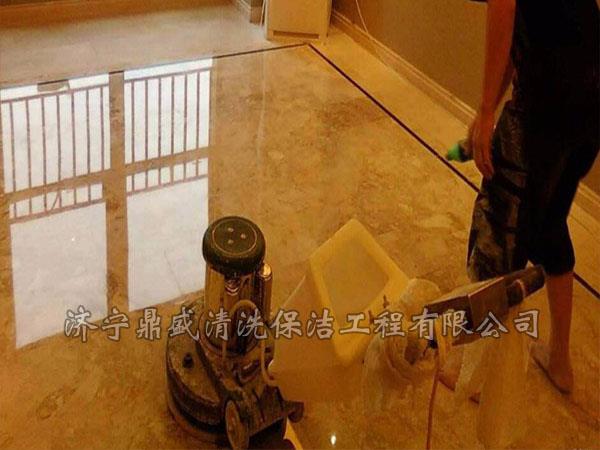 大理石拋光后光度可達(dá)90-100度，還原了石材出廠時(shí)的光度