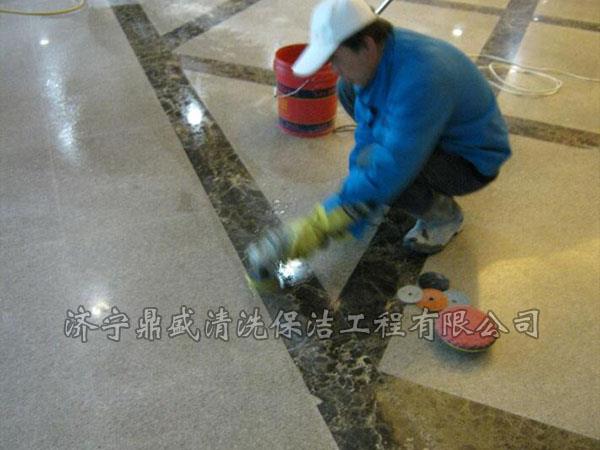 突出特點(diǎn)是施工靈活性強(qiáng)、光澤度高、硬度高、使日常護(hù)理工作更簡單化