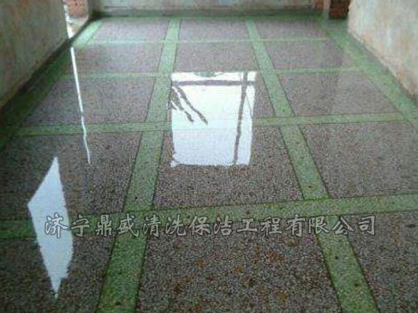 經(jīng)過(guò)水磨石拋后的水磨石板面光澤度、硬度、防污性能，吸水性均可與大理石媲美