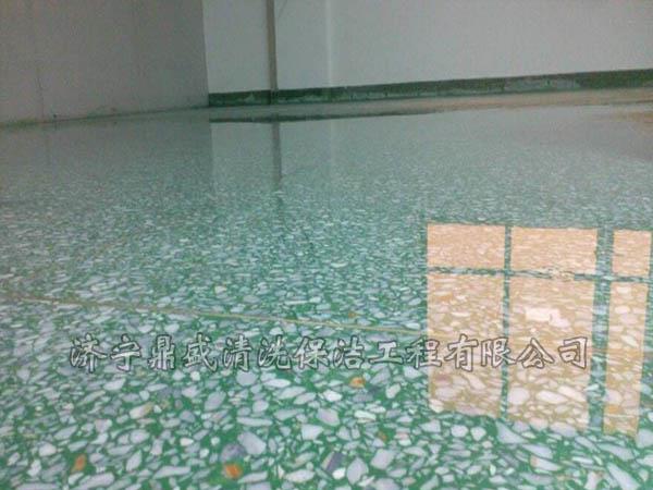 水磨石通過(guò)打磨拋光處理后的既有天然石材的華貴，又有花崗石的硬度，而且經(jīng)濟(jì)實(shí)惠