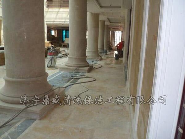 根據(jù)使用密度，定期做日常結(jié)晶硬化處理，定期做防水、防油護(hù)理